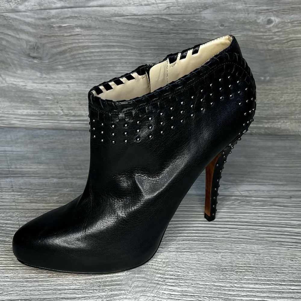 Enzo Angiolini Eayareena studded black leather heeled booties zippered size 9
